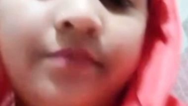 Beautiful bhabhi round boobs showing with sharp nipples