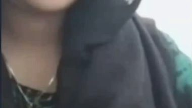 Topless hijab girl seduces boyfriend on live cam