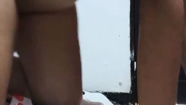 Hot babe from Mumbai masturbates in nude MMS