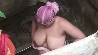 Tanker bhabhi bathing outdoor caught by neighbor