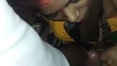 Married lady gives a blowjob to her Sasur in desi porn