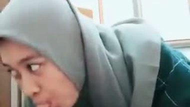 Hijabi girl sucks her stepbrother’s dick in Bangladeshi porn