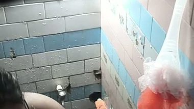 Chubby MILF bathing caught by neighbor viral MMS